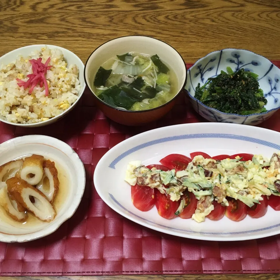 炒飯・野菜たっぷりスープ・ほうれん草の胡麻和え・トマトのタルタル風サラダ・ちくわの煮たの|美也子さん