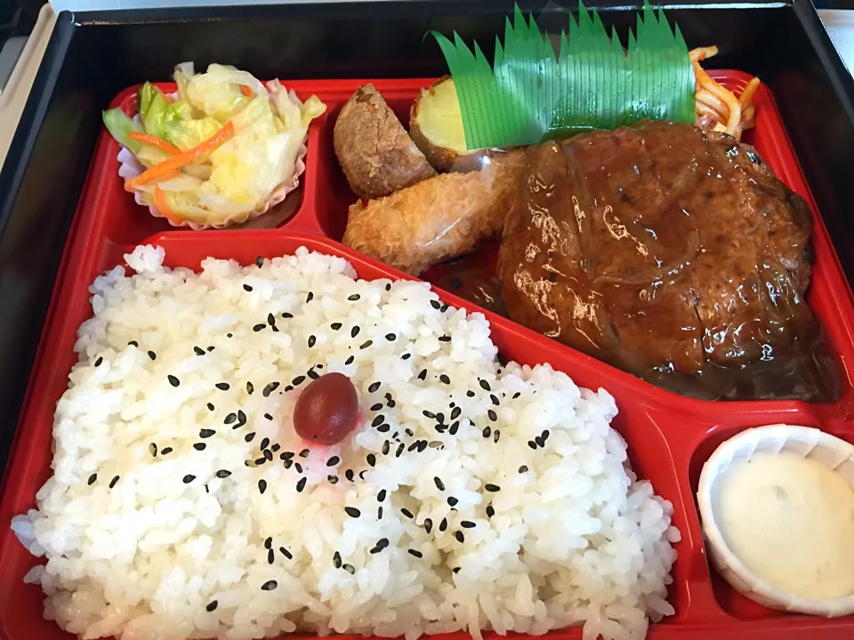 🚄弁当🍱 たいめいけんのハンバーグ弁当❗️ イマイチでしたわ〜… 崎陽軒のシュウマイ弁当にしておけばよかった😓|BUBUさん