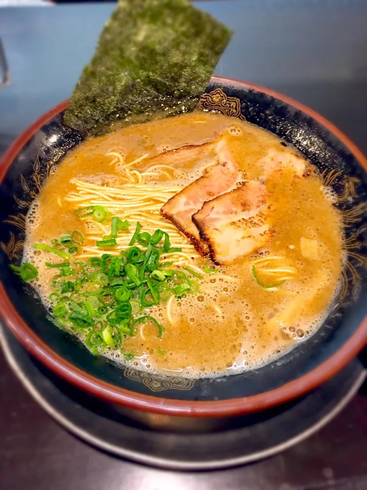 とんこつ醤油ラーメン @らーめん しん|石田尚之さん