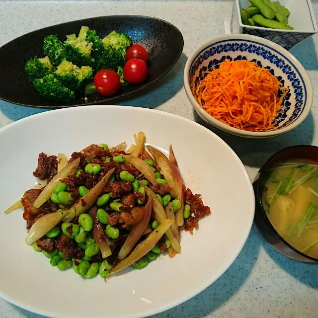 豚バラと枝豆の茗荷焼き、キャロットラペ、ブロッコリーのチーズ醤油あえ、水菜のお味噌汁|rokochixxx666さん