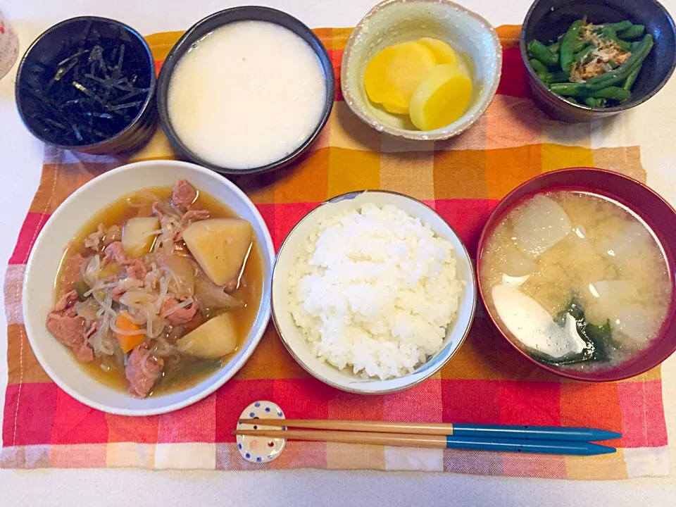 Snapdishの料理写真:肉じゃが、いんげんのお浸し、たくわん、とろろ、カブのお味噌汁|まみさん