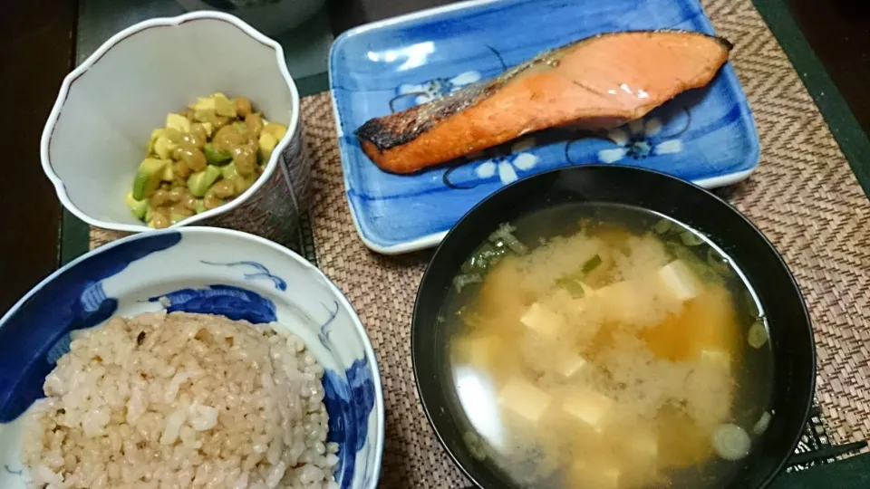 塩ふり鮭＆アボカド納豆＆豆腐の味噌汁|まぐろさん