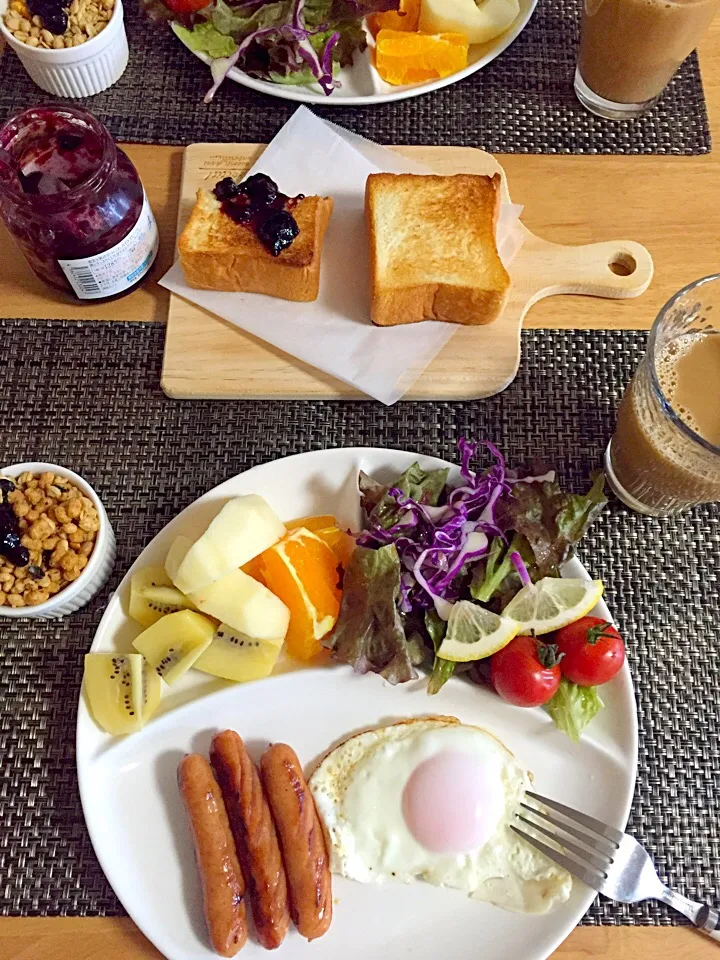 朝ごはん🍽 トースト ウインナー 目玉焼き オレンジ キウイ りんご サラダ コーヒー牛乳 ヨーグルトグラノーラ|kasumiさん