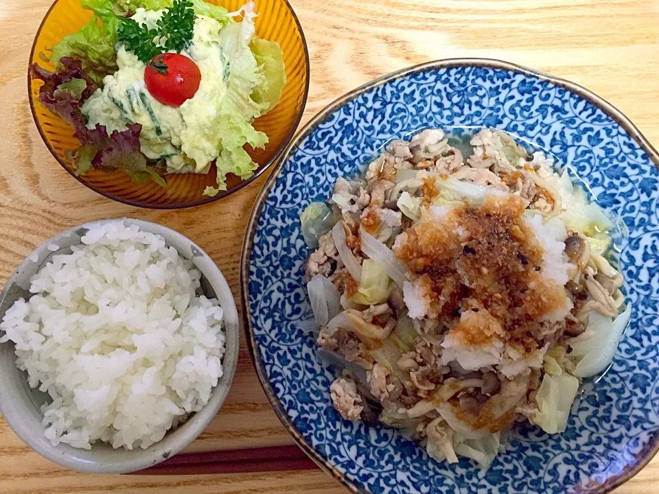 Snapdishの料理写真:サラダ、おろしポン酢かけ肉野菜炒め✧*|Makiさん