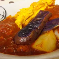 こんにちは☺︎

暑い夏になるとどうしても
トマトカレーが食べたくなります！
もともとカレー自体は
好きではないけれど、
ホールトマト缶1つをドカーンと
入れたこのカレーはすごく好きです。
トマトを入れたらカレーのあのスパイスな感じをサッパリといただけちゃうんじゃないの？ってところから考えて作ってみたら本当に食べられた|エリリーさん