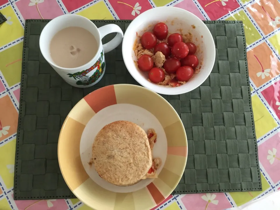 Break time lets had chill tea with muffin burger with cheesy egg mux cherry tomato😋😋|janiceさん