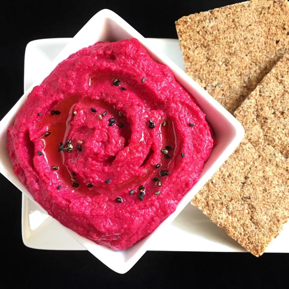 Beetroot hummus with rye crackers|coxiella24さん