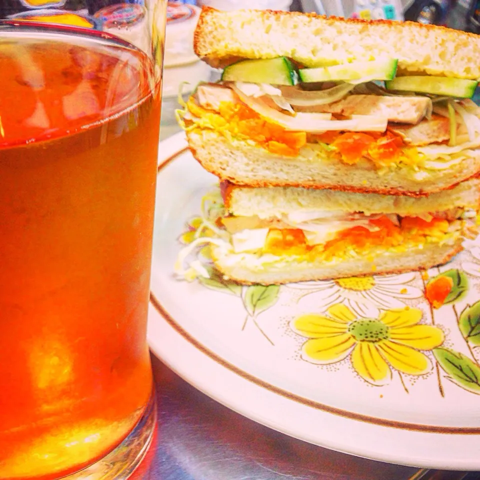 まるまさんの料理 鶏チャーシュー と味付け卵で、おつまみサンド😋
自家製 枇杷の葉茶と🍃|ヲルカさん