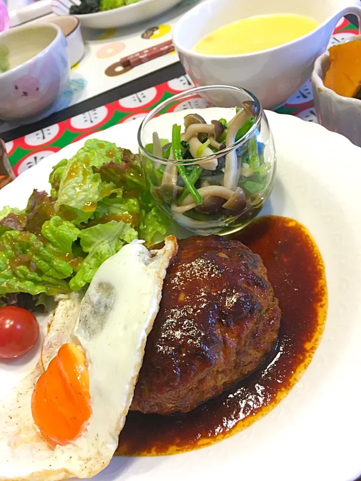 Snapdishの料理写真:今日の夜ごはん🌙目玉焼きハンバーグセット✨|acoyaさん