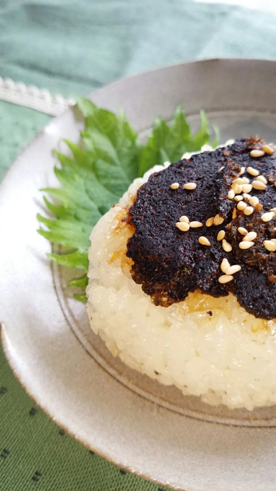 Snapdishの料理写真:夫婦船さんの　万能調味料🍀大葉味噌でおすすめの焼きおにぎり🍙|高野裕子さん