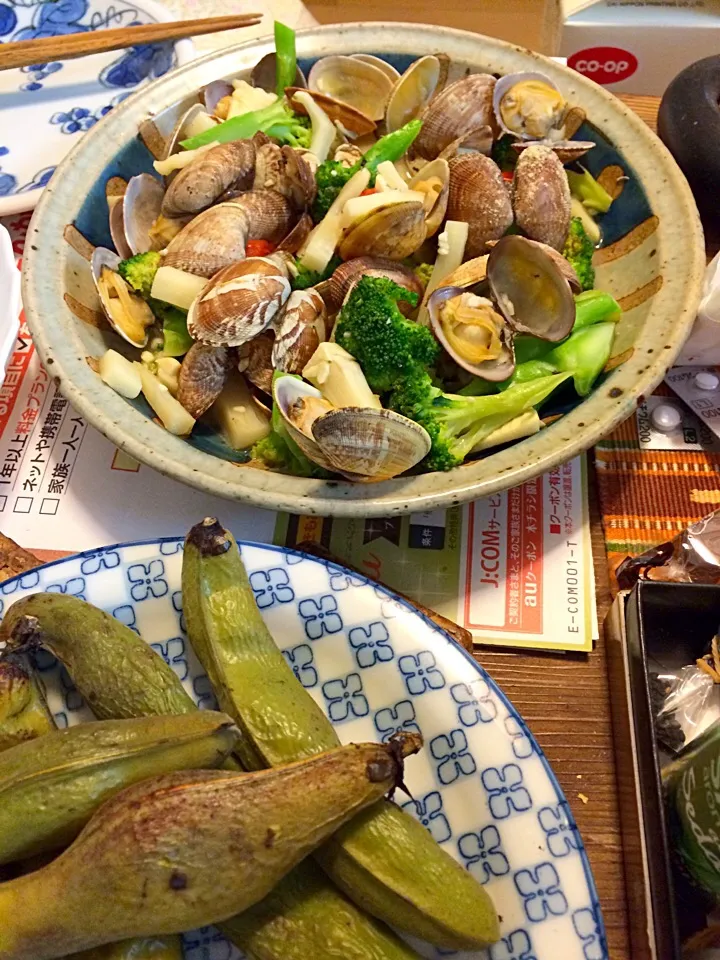 野菜入りアサリの酒蒸しと焼きそらまめ。|けんじさん