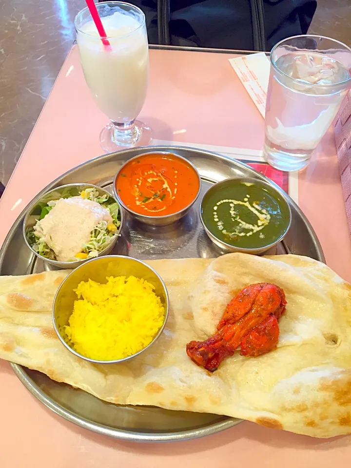 バターチキンカレー と ほうれん草カレー と ナン！|ぱんぷさん