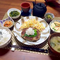 今日のおうちごはんです。
✔️おろしそハンバーグ定食|たぬきち(*☻-☻*)さん