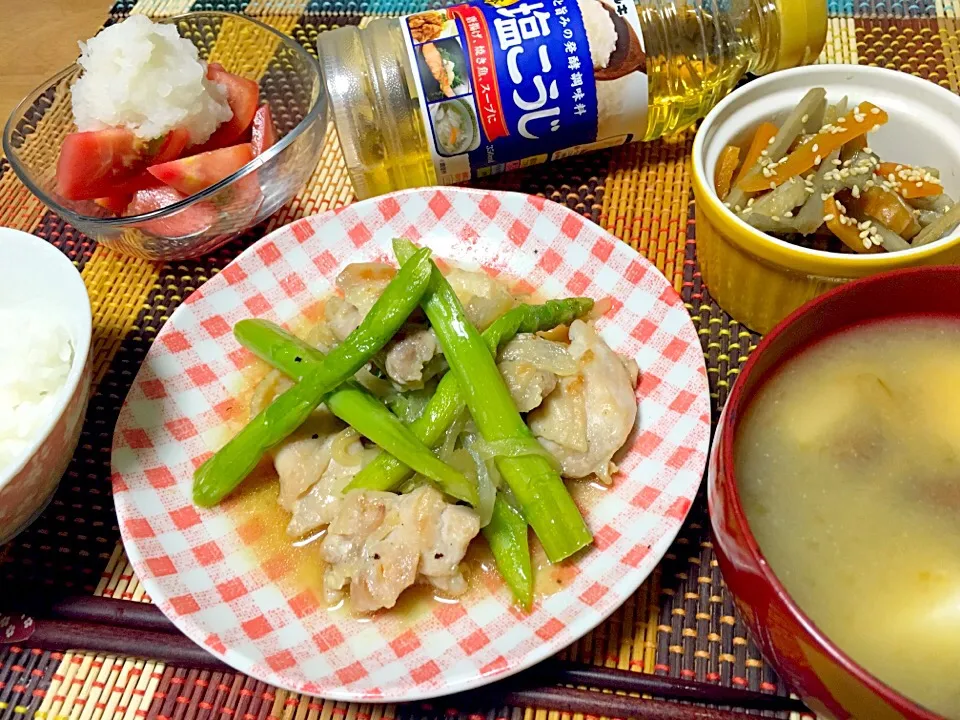 ♡夜ご飯〜アスパラと鶏肉の塩こうじ炒め、きんぴらごぼう、トマトのみぞれ甘酢和え、なめこと豆腐のお味噌汁〜♡|miyuさん