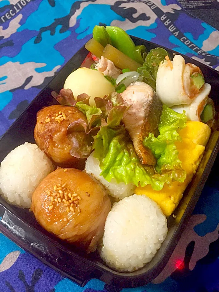 Snapdishの料理写真:肉巻きおにぎり彼のお弁当|yukariさん