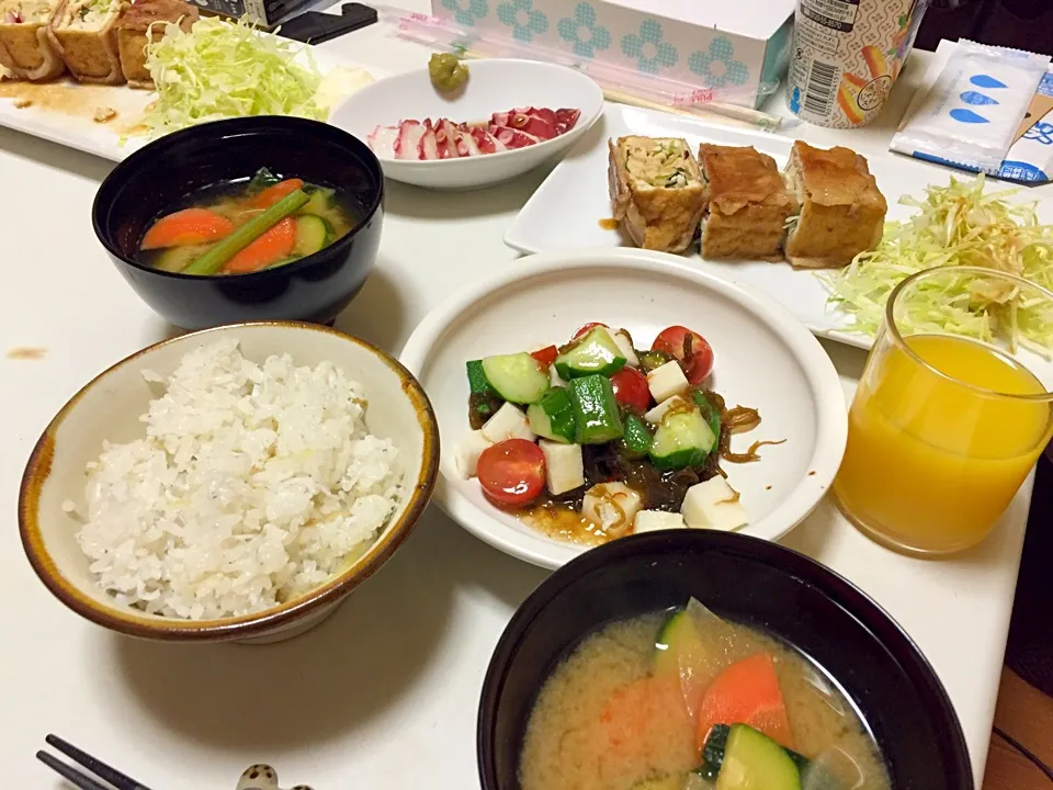 晩御飯。
生姜ごはんと人参ズッキーニのお味噌汁、とか。|inoさん