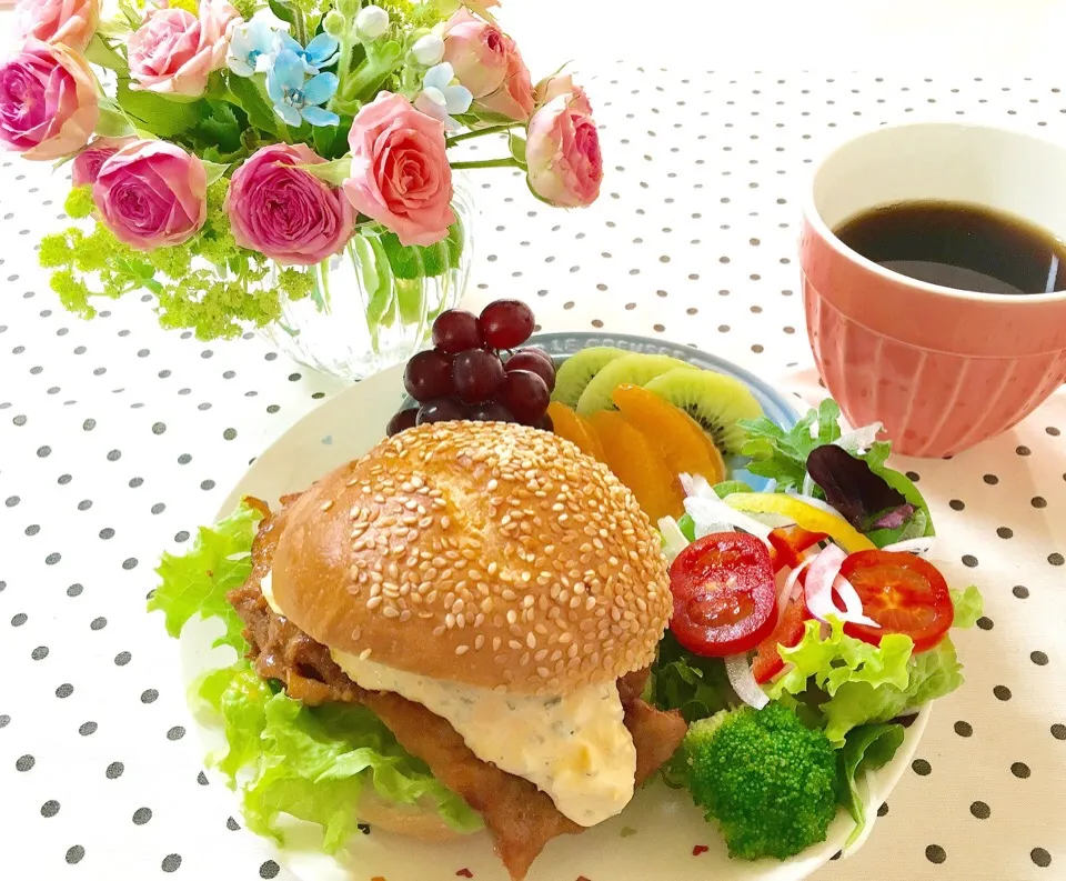 セサミバンズを使いタンドリーチキンバーガー🍔 手作りタルタルソースと一緒に(﹡ˆᴗˆ﹡)|キャンディさん