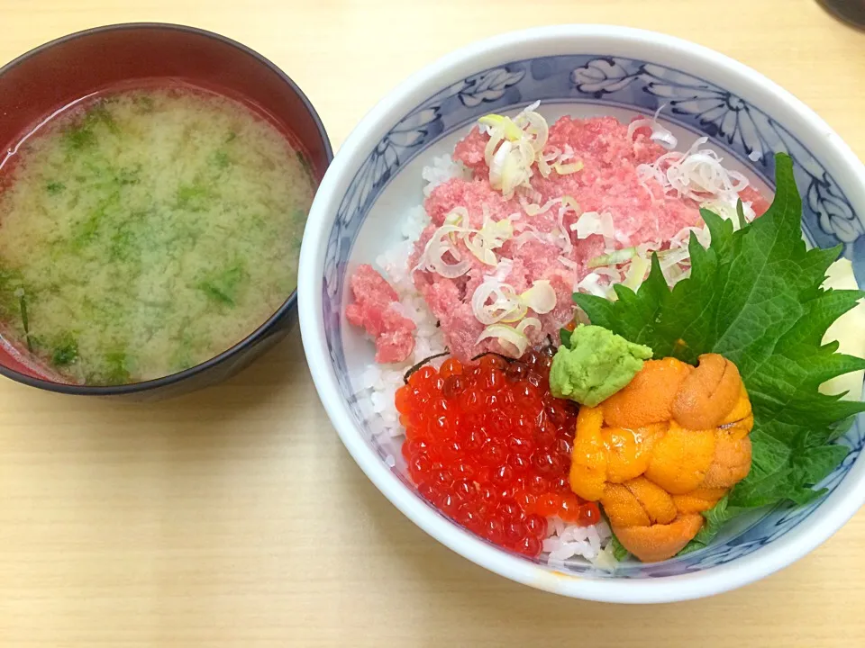 Snapdishの料理写真:ネギトロ&うにいくら丼
お味噌汁|Ｍako☺︎さん