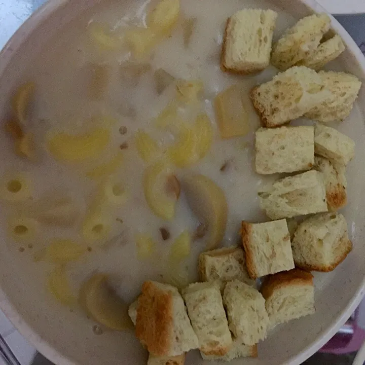 Mushrooms soup + macaroni + croutons|Chrissy Yinさん