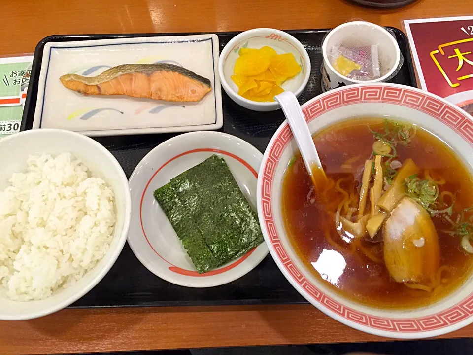 Snapdishの料理写真:朝らーめん鮭納豆定食|T. Wonderさん