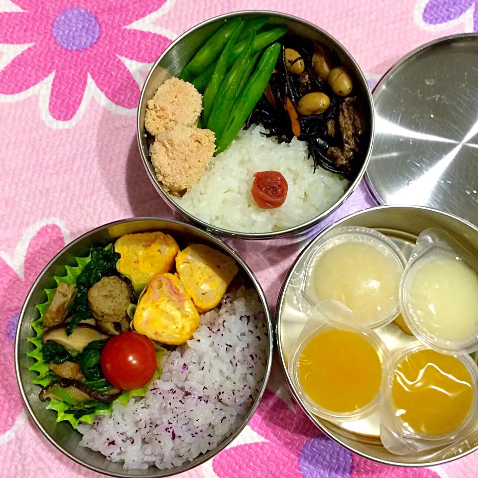 Snapdishの料理写真:ご飯
梅干
ひじき煮
明太子の酒蒸し
インゲンの塩茹で

ゆかりご飯
カニカマ入り玉子焼
椎茸ほうれん草ポークソーセージのバター醤油ソテー
プチトマト

ミニカップゼリー|Juneさん