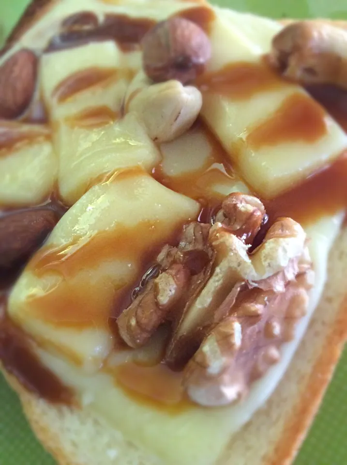 2種のチーズとナッツのトースト、キャラメルクリーム掛け。|mattさん