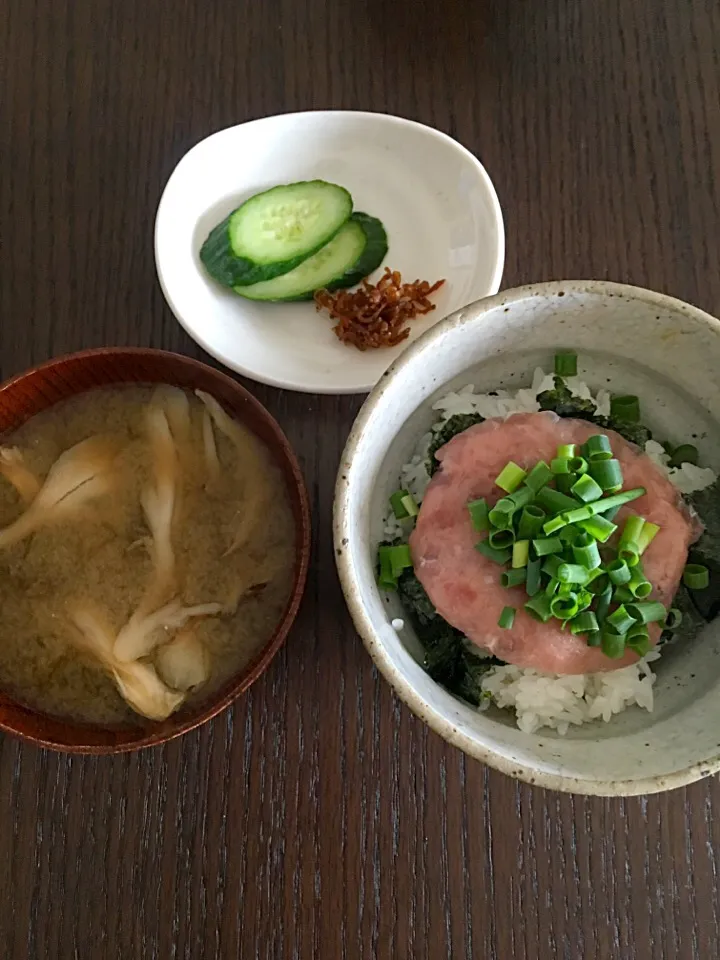 Snapdishの料理写真:6月3日朝ごはん ネギトロ丼 舞茸のお味噌汁 お漬物|やすこさん