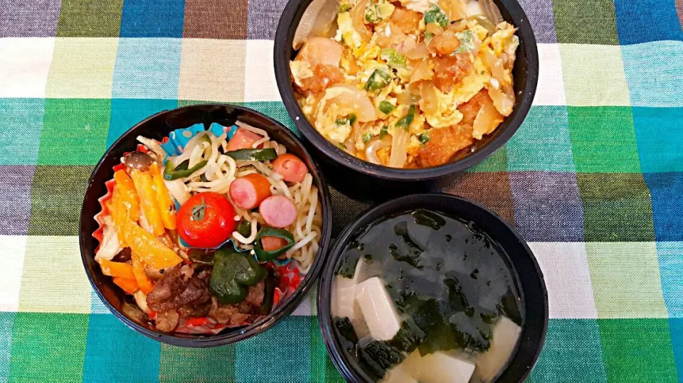 Snapdishの料理写真:お弁当。親子丼と牛ピーマンの甘辛としめじとにんじのマヨソテーと塩焼きそばとお味噌汁。|エリカさん