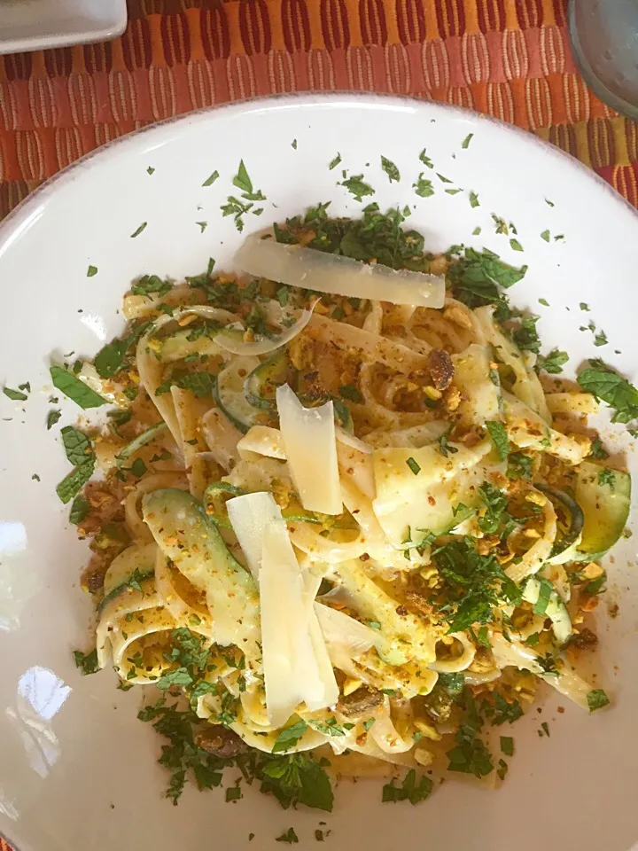 fettuchini with zucchini, mint, and pistachioes|Matthew Cashenさん