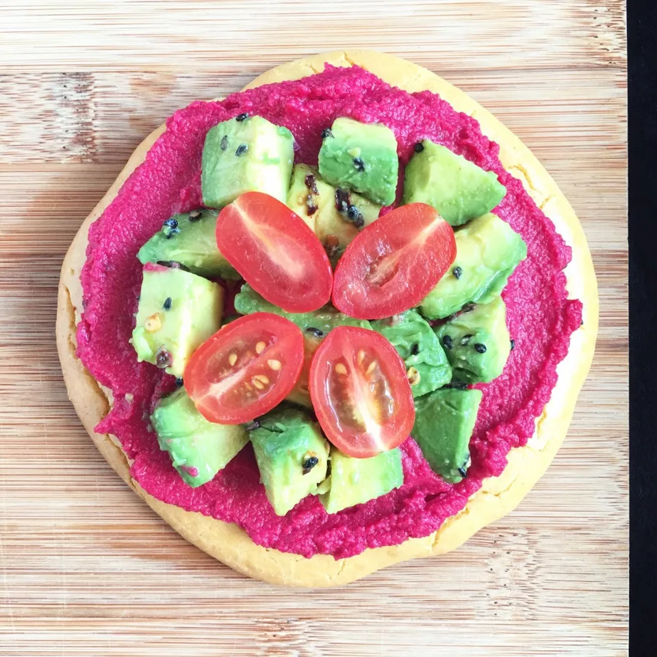 Chickpea flatbread with hummus, spicy avocado and cherry tomatoes|coxiella24さん