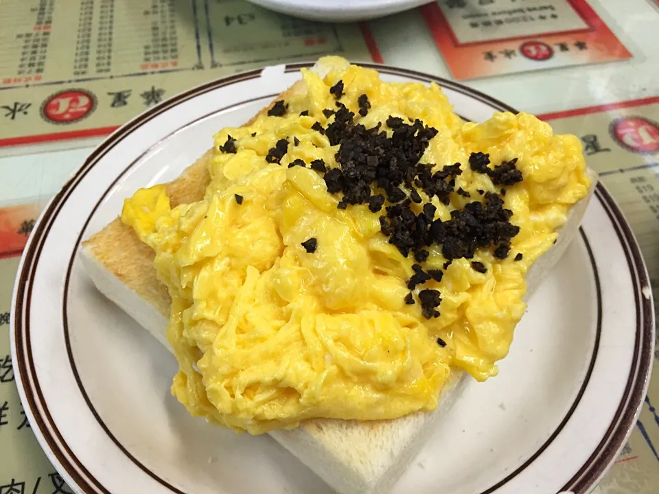 Soft Scrambled Eggs with Black Truffle|Chris Shannonさん