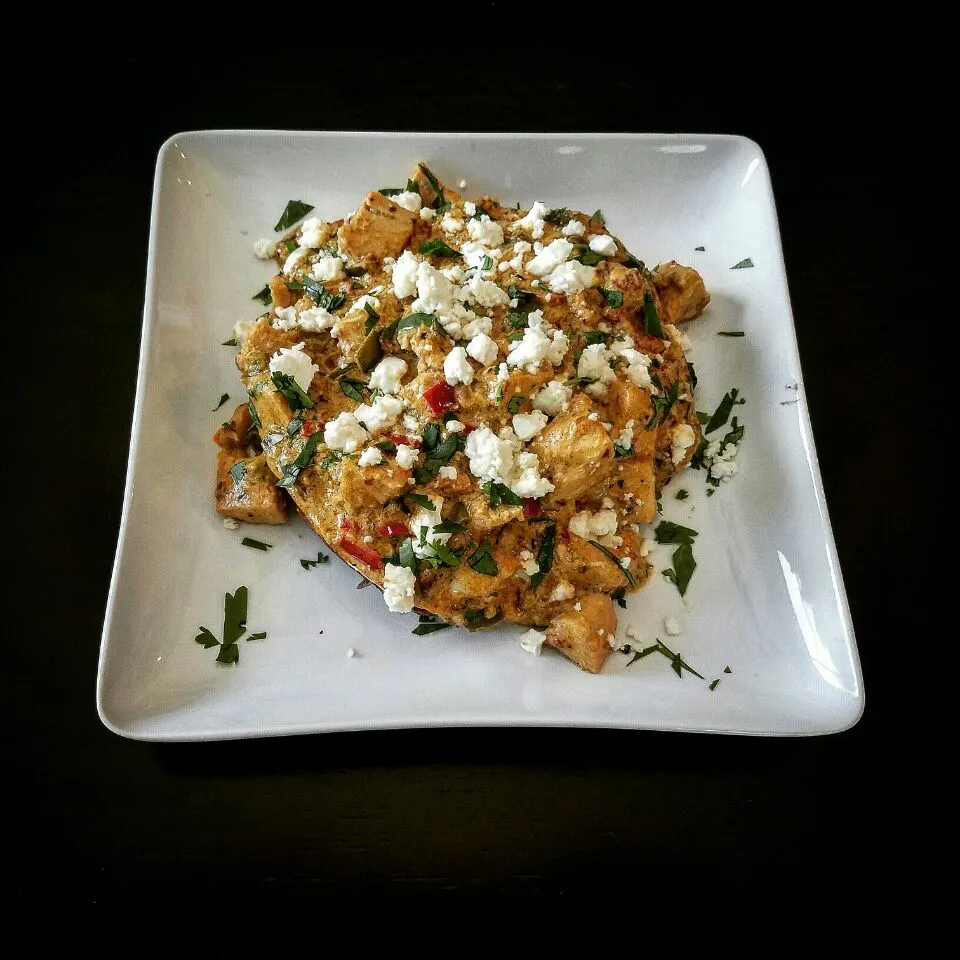 el Huevo Completado - Toast, spread w/ Black Bean & Green Chili Puree, topped w/ Eggs Over Easy, &Chicken Pepper Cream Sauce, garnished w/ Goat Cheese, Queso Fr|Chef Cam Wolfeさん