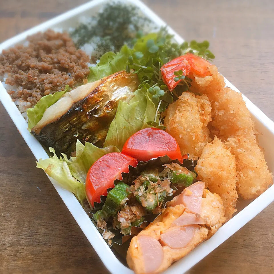 Snapdishの料理写真:今日のお弁当
・エビフライ  イカフライ
・昆布じめ塩サバ焼き
・ウインナ入り卵焼き
・オクラ    スプラウト
・合挽きそぼろ|akiさん