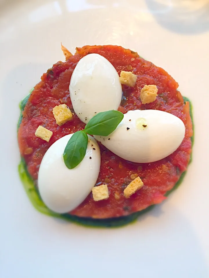 Snapdishの料理写真:Tomato Tartare with Cow's Mozzarella and Basil Pesto|Stephen Chambersさん