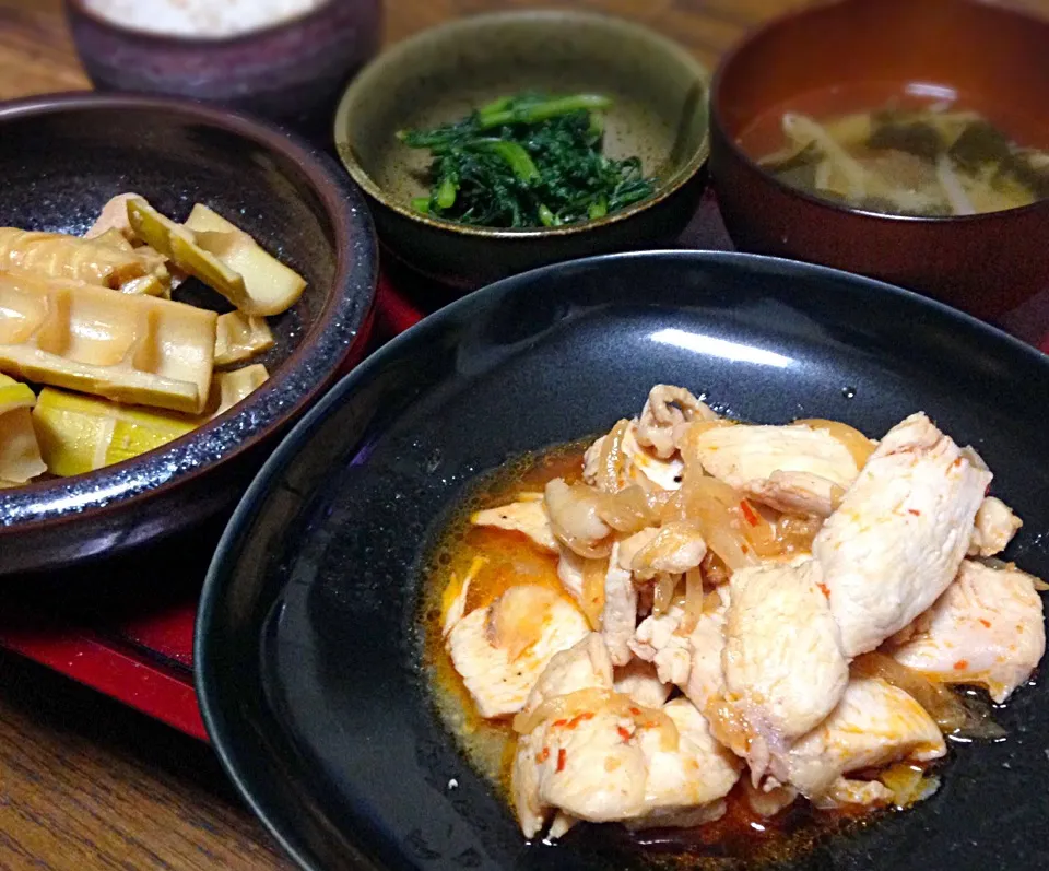 Snapdishの料理写真:晩ごはん  塩麹鷄の豆板醤炒め 破竹の煮物 春菊ナムル 味噌汁 麦飯|ぽんたさん