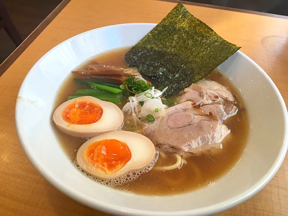 モチモチ太麺の醤油ラーメンwiz味玉@池袋・麺や とら|juneshunさん