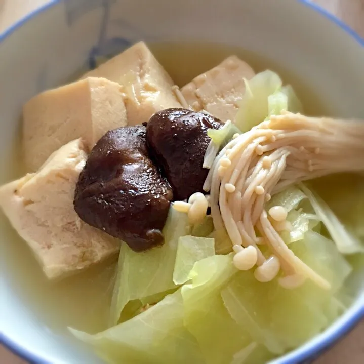 【ヘルシーひとり鍋】 1人の時の時短ご飯（笑）  冷蔵庫にある野菜を味噌ベースで煮込むだけ(*^^*)  〆に、ご飯おじや も良いですよね✨   豆腐は、冷凍したのを使います！|さちさん