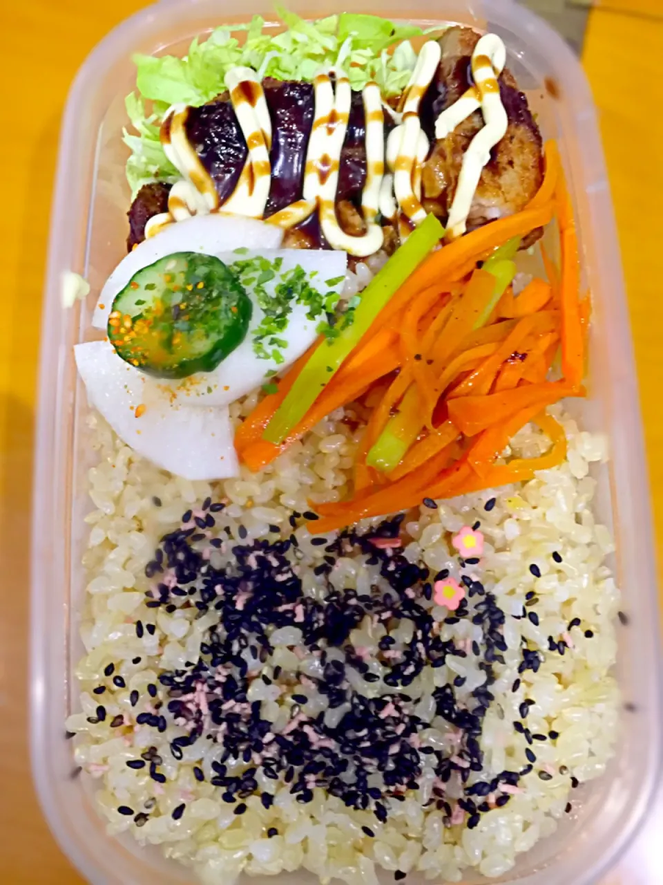 パパお弁当🍱  メンチカツ キャベツの千切り  人参とアサツキの炒め物  大根ときゅうりの漬物  梅ゴマ塩|ch＊K*∀o(^^*)♪さん