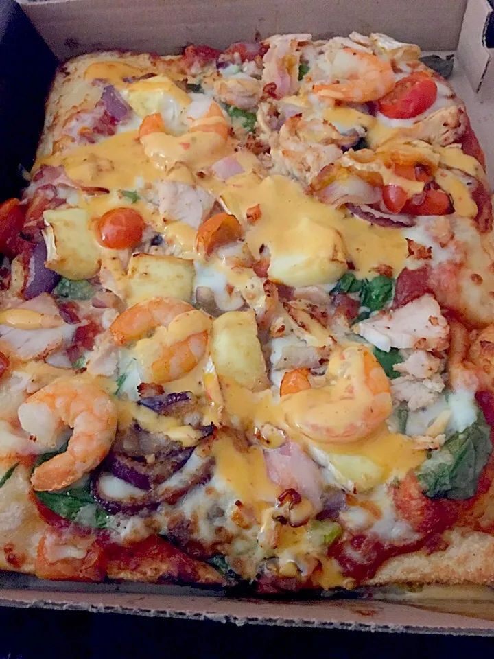 Pizza!! Chicken, prawn, spinach, tomato peri peri sauce pizza!!|luさん