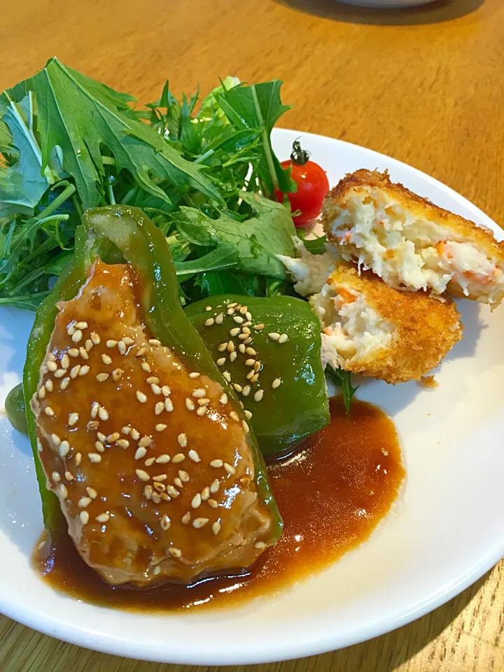 今日の夕飯   ピーマンの肉詰め  と  カニクリームコロッケ|まつださんさん