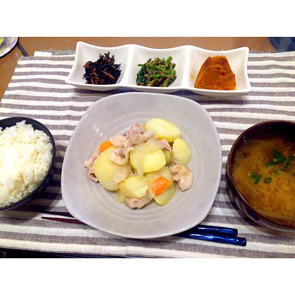 塩肉じゃが、かぼちゃの煮物、ひじき、ほうれん草の胡麻和え、味噌汁|つんさん