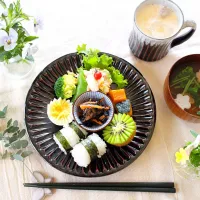 俵おにぎりの朝食プレート