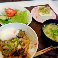 昨日の残った豚肉とキノコと玉ねぎの甘辛炒めを温玉を添えてどんぶりに|ぴろさん