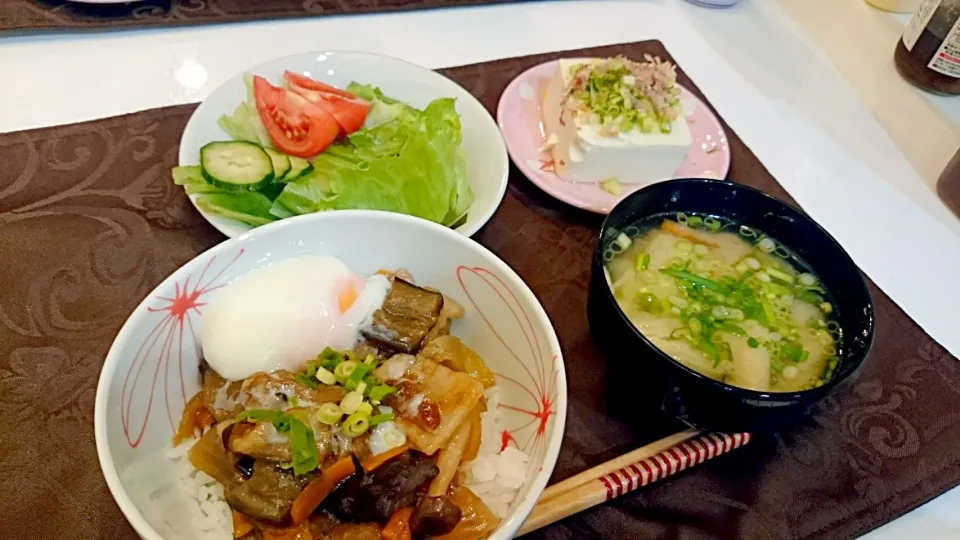 昨日の残った豚肉とキノコと玉ねぎの甘辛炒めを温玉を添えてどんぶりに|ぴろさん