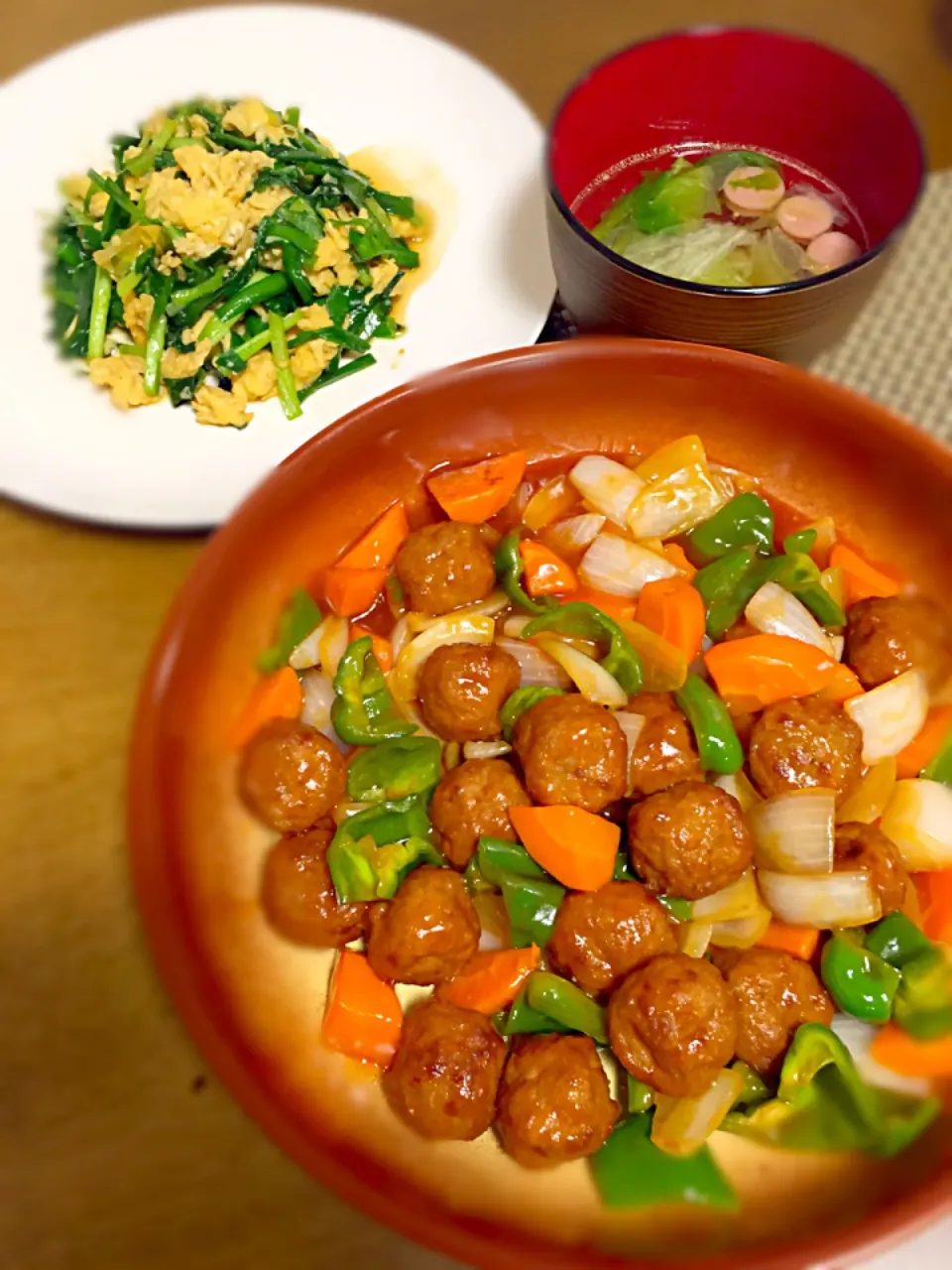 Snapdishの料理写真:今日の晩御飯
●中華風レタスのスープ
●ニラ玉
●冷凍肉団子で酢豚風|パパパ♪さん