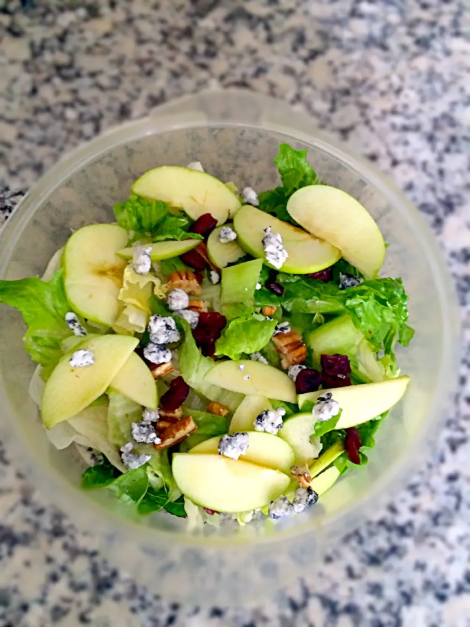 Snapdishの料理写真:Ensalada dulce. Excelente combinación de vegetales, frutas y nueces con un poco de queso de cabra. Muy buena opción para acompañar tus comidas y agregar vitamin|Josseline Mirandaさん