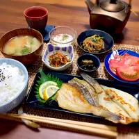 今日のおうちごはんです。
✔️温泉カレイ定食|たぬきち(*☻-☻*)さん