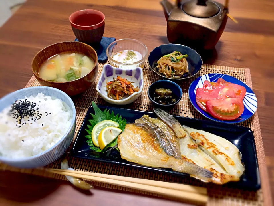 今日のおうちごはんです。
✔️温泉カレイ定食|たぬきち(*☻-☻*)さん