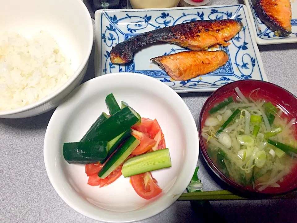 西京味噌焼き魚、もやしニラねぎ味噌汁、麦飯、トマトキュウリ|ms903さん