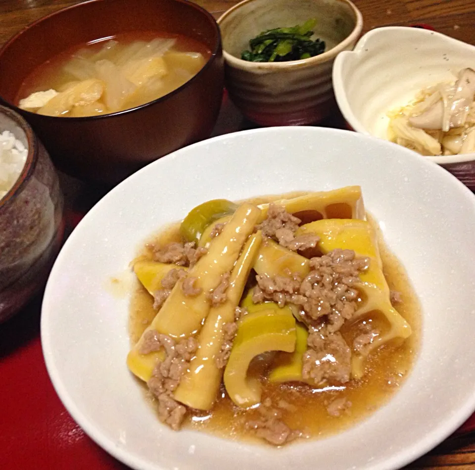 晩ごはん 破竹のそぼろ煮 きのこのマリネ 春菊ナムル 大根と油揚げと玉ねぎの味噌汁|ぽんたさん